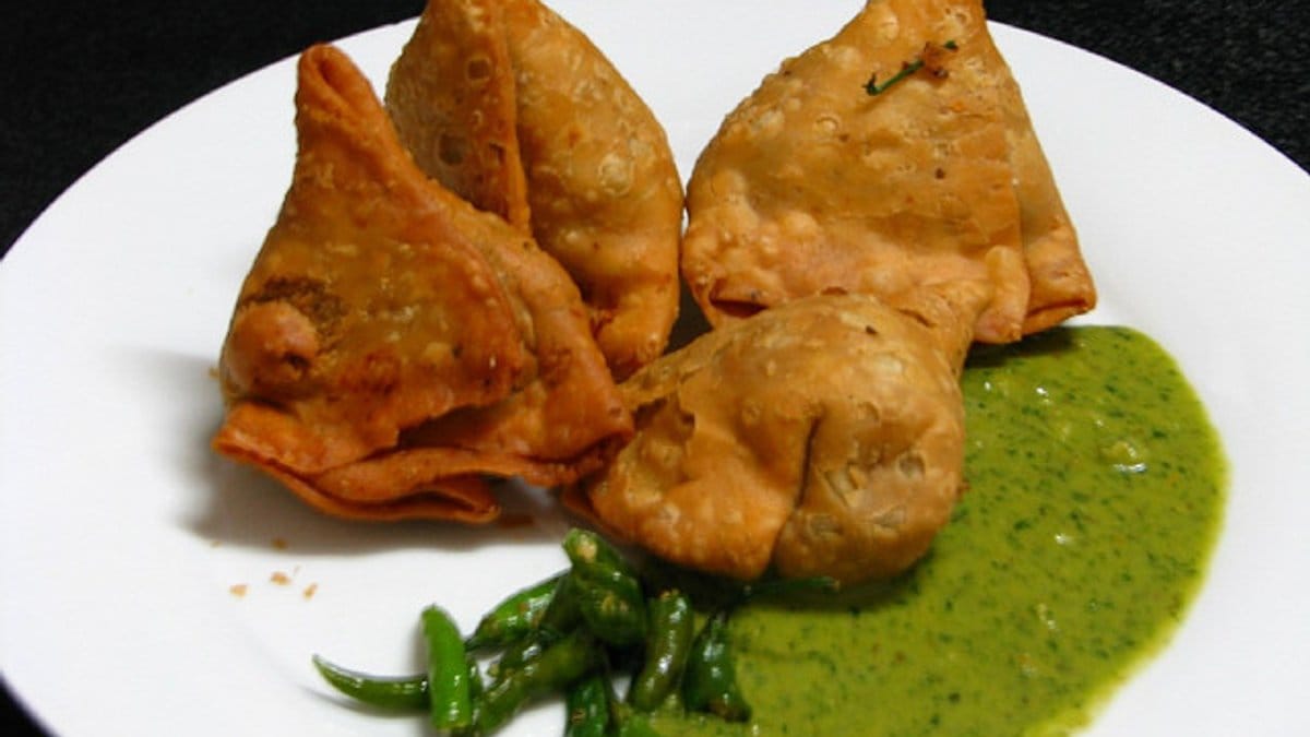 Calories in Samosa: 1 Piece, Baked vs Fried, With Chutney