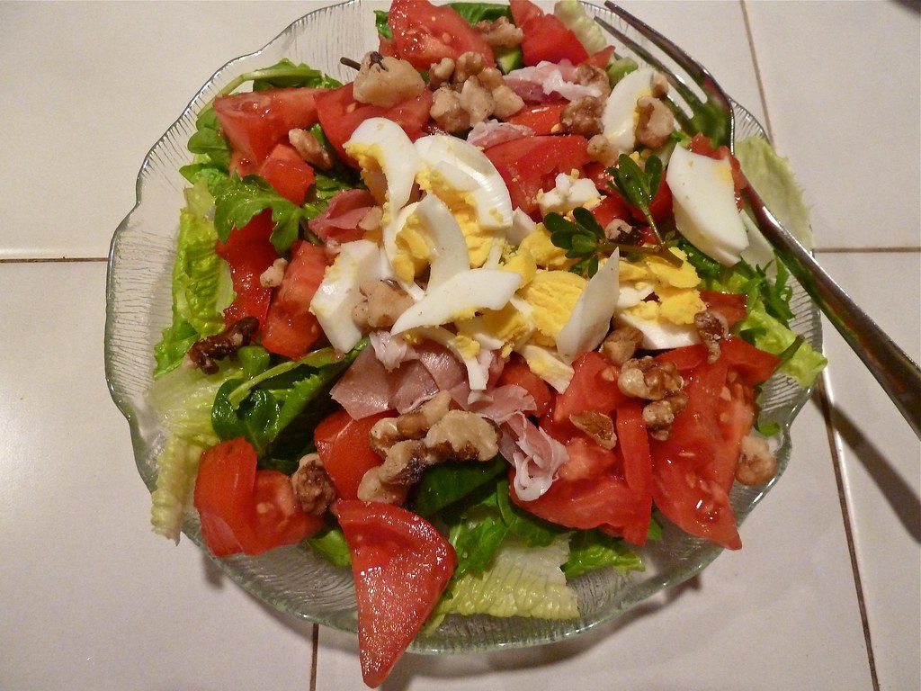 Salad with tomato, egg and ham