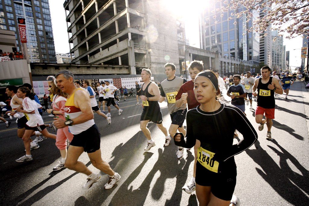 Crowded city marathon runners